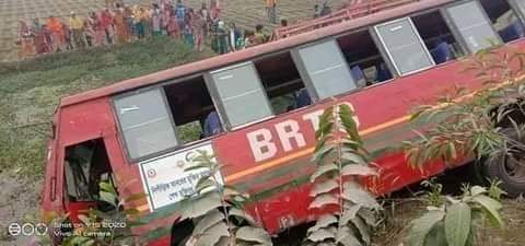 অল্পের জন্য প্রাণে বেঁচে গেল বিআরটিসি বাসে যাত্রীরা