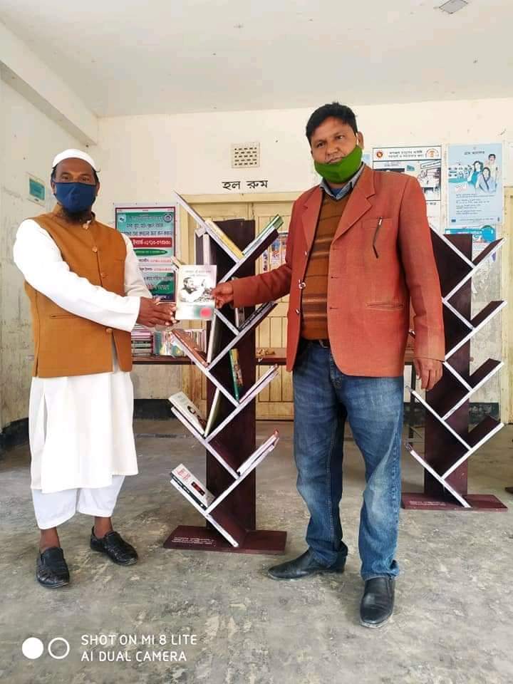 সোনাহাট ইউনিয়ন পরিষদের চেয়ারম্যান কর্তৃক বিদ্যালয়ে বই ও বুকসেল্ফ বিতরণ