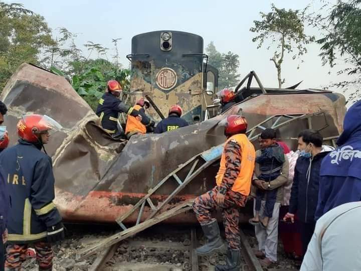 জয়পুরহাটে বাস-ট্রেনের সংঘর্ষে আপন দুই ভাইসহ নিহত-১১