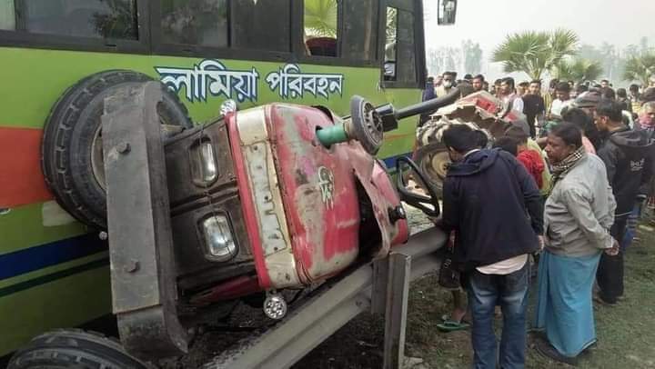 রাজারহাটে বাস ও ট্রাকটর সংঘর্ষে আহত-১০