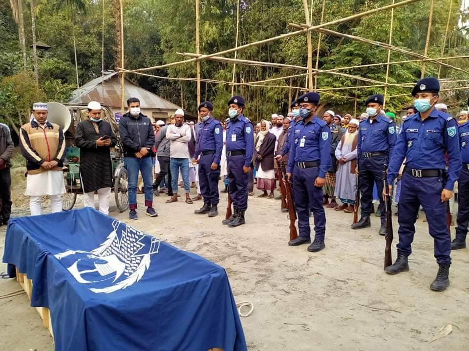 ভুরুঙ্গামারীতে এসআই আব্দুল মতিনের রাষ্ট্রীয় মর্যদায় দাফন সম্পন্ন