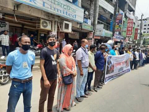 রোজিনা ইসলামের নিঃশর্ত মুক্তির দাবি ও হেনস্তার প্রতিবাদে মানববন্ধন করেছে (টিসিএ)