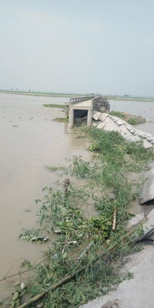 রাজারহাটের বুড়িরহাট ক্রসবাধঁ ভেঙ্গে হাজারো ঘরবাড়ি হুকমির মুখে