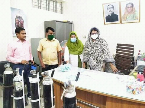 নাচোল মেডিকেলে ৫ টি অক্সিজেন সিলিন্ডার দিলেন নাচোলের কৃতি সন্তান এএসপি আতাউর রহমান