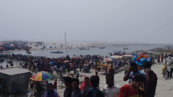 কুড়িগ্রামের চিলমারি ব্রহ্মপুত্র নদে সনাতন ধর্মাবলম্বীদের অষ্টমীর স্নানে লাখো পূর্ণার্থীর ভিড়