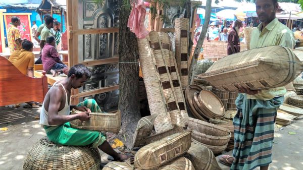 ভুরুঙ্গামারীতে বর্ষা মৌসুমে বেড়েছে দেশীয় মাছ ধরার ফাঁদ বিক্রি