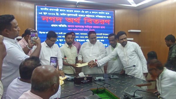 ভূরুঙ্গামারীতে অগ্নিকাণ্ডে ক্ষতিগ্রস্ত ব্যবসায়ীরা পেলেন প্রধানমন্ত্রীর ত্রাণ তহবিলের সহায়তা